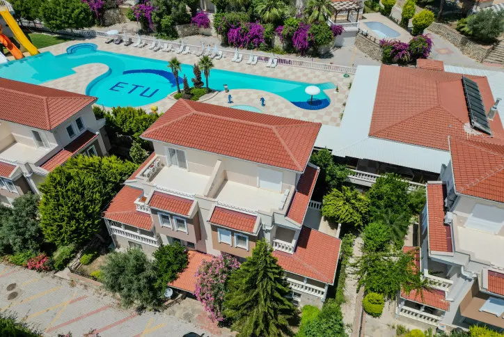 Spacious triplex apartment in Incekum with a swimming pool and spa area