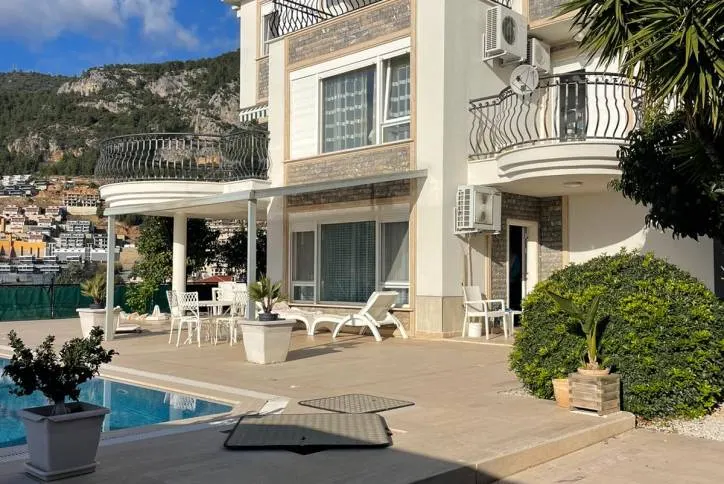 Spacious 5+1 Villa with Panoramic Views in Bektaş, Alanya