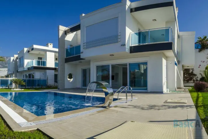 Modern villa med 3 sovrum och pool till salu i Kargicak, Alanya