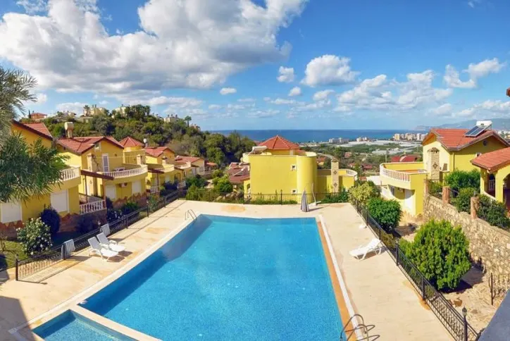 A detached 3+1 villa in Kargicak – a spacious home with sea views
