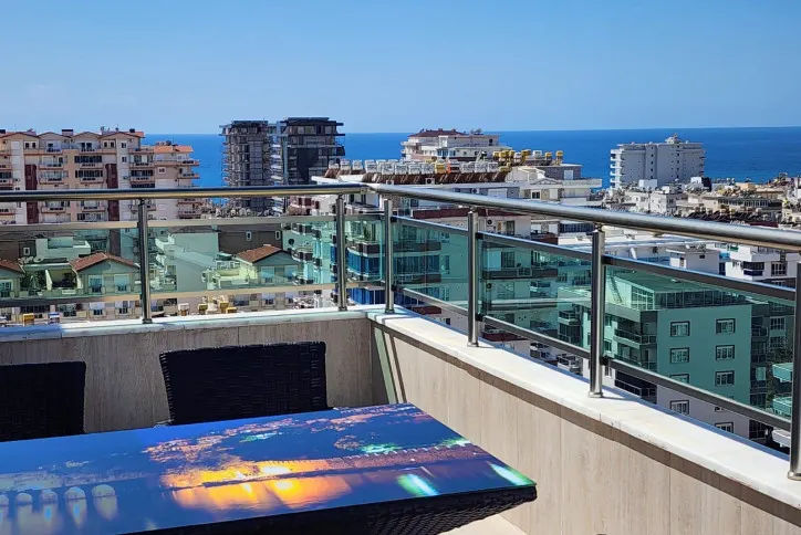 Large 3+1 apartment with sea and mountain views in Mahmutlar