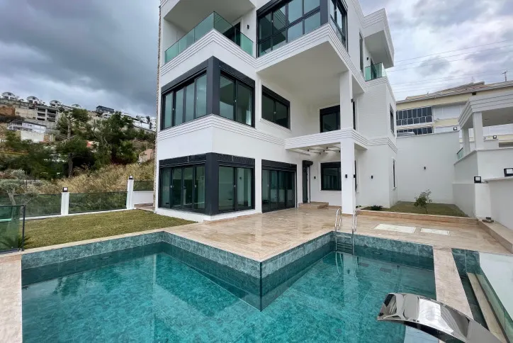 Luxury 3+1 Villa with Garden and Sea and Mountain Views