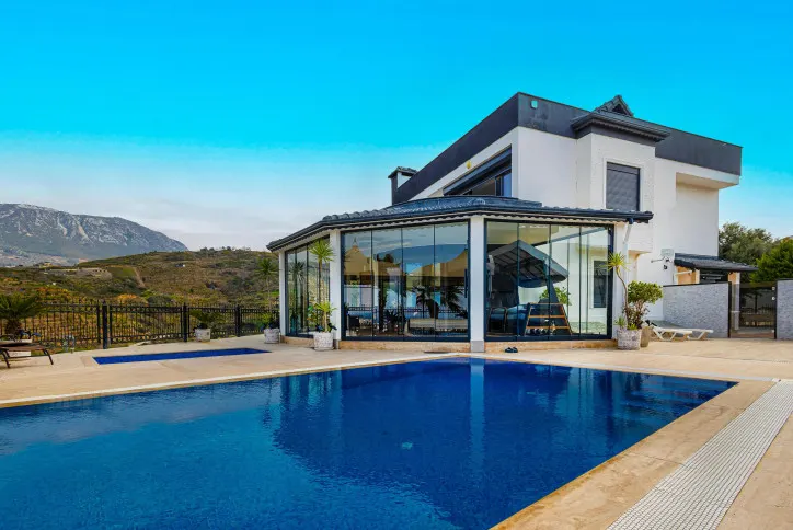 Spacious villa with sea view in Kargicak, Alanya