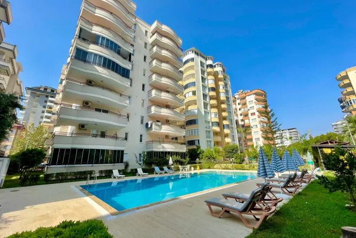 Spacious apartment with a large balcony in Mahmutlar