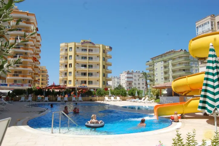 Fin lägenhet med stor pool och nära stranden
