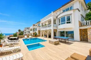 Fullt møblert triplex villa 4+2 med privat basseng og hage i Tepe, Alanya