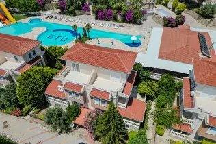 Spacious triplex apartment in Incekum with a swimming pool and spa area