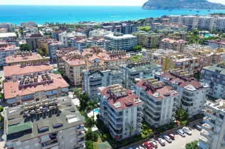 Spacious 4+1 apartment by the sea with mountain views