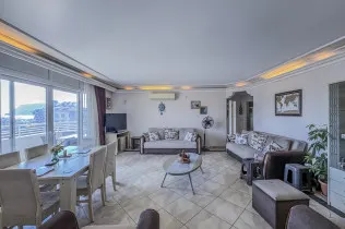 Spacious 3+1 apartment with sea and fortress view in Alanya