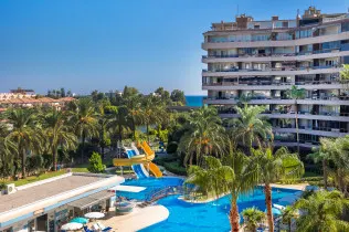 A modern, furnished apartment near the sea in the Tosmur district