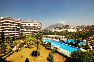 Contemporary apartment in well managed complex