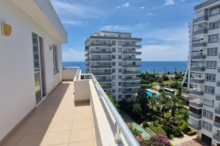 Three bedroom duplex with stunning sea views