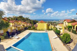 A detached 3+1 villa in Kargicak – a spacious home with sea views