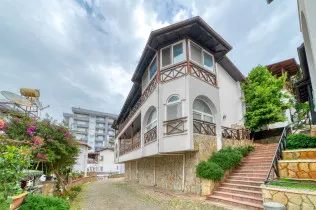 Villa with a unique layout in the Tosmur area