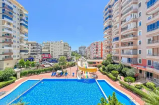 Large apartment in a complex with a swimming pool in Mahmutlar