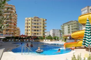Beautiful centric Apartment with large pool close to the beach